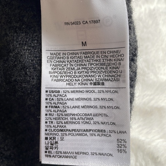 Banana Republic Grey ladies long sleeve sweater. - Picture 6 of 7